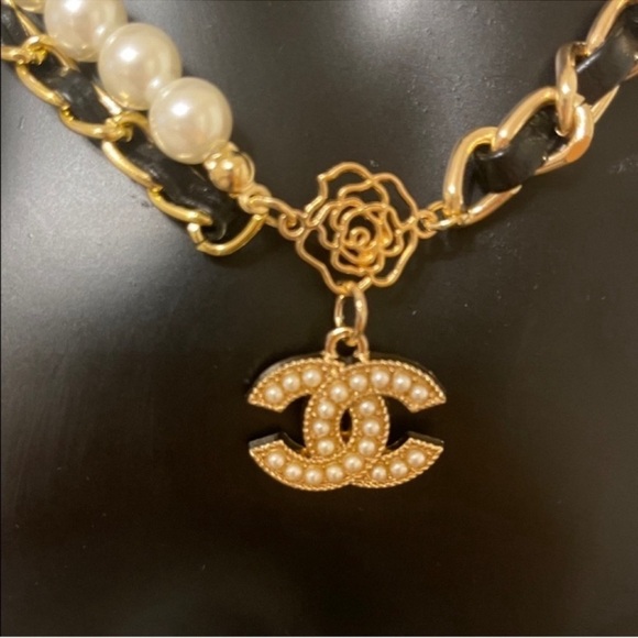 Chanel Pearl & Gold Charm With Pearl And Gold Link Chain Necklace - Picture 3 of 9